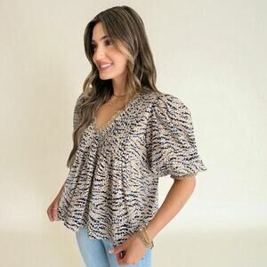 HUNTER BELL Mia Puff Sleeve Blouse Lace Trim Snowy Animal Printed Top Sz Medium